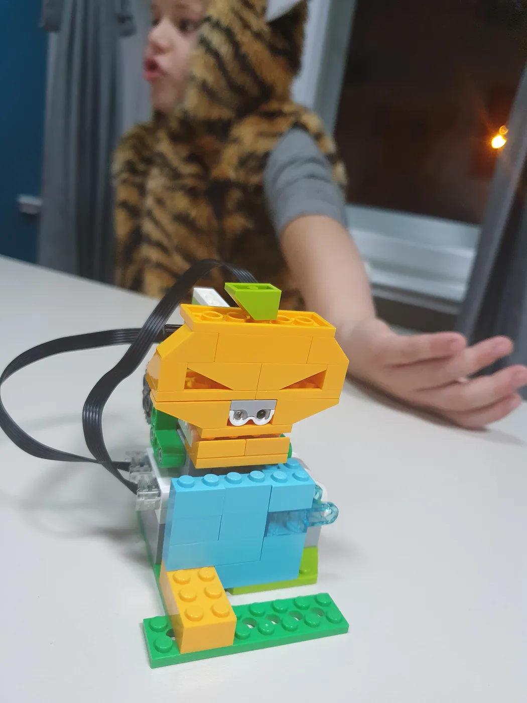 Robot z klocków LEGO WeDo z zajęć po angielsku w Eurolink