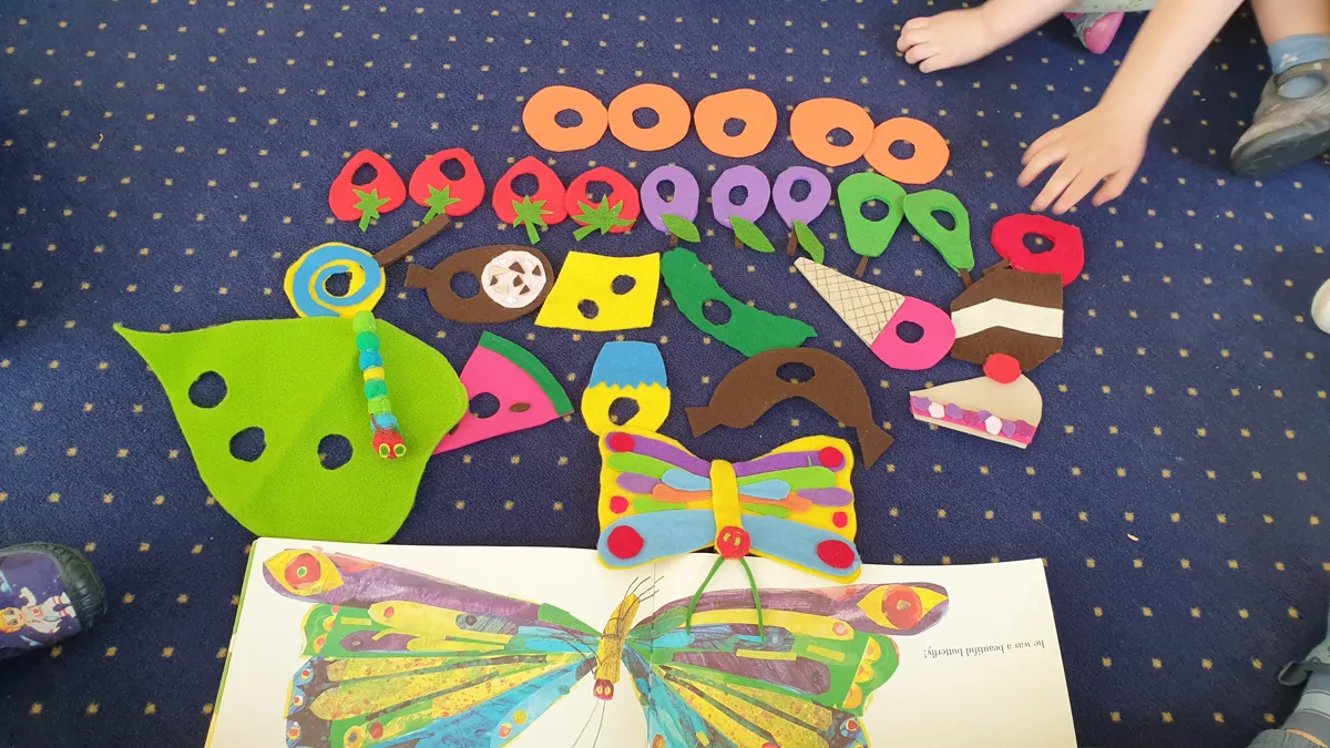 Gąsienica z opowieści „The Very Hungry Caterpillar”, storytelling po angielsku na Musical English