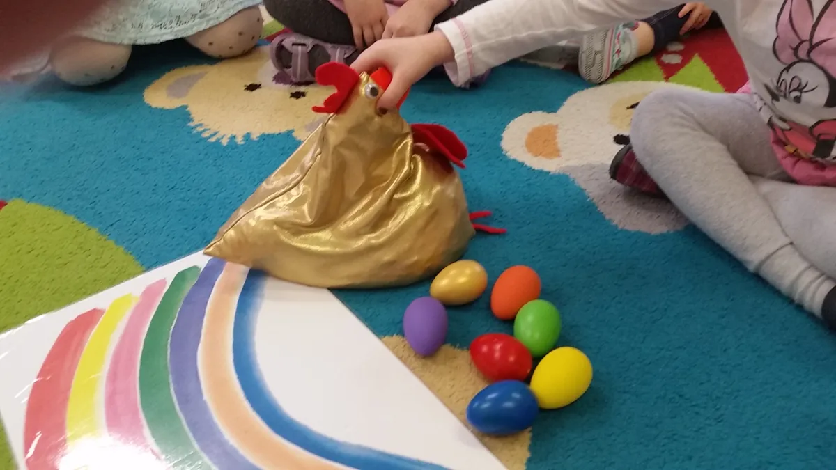 Kolorowe jajka sensoryczne, nauka kolorów na zajęciach Musical Babies