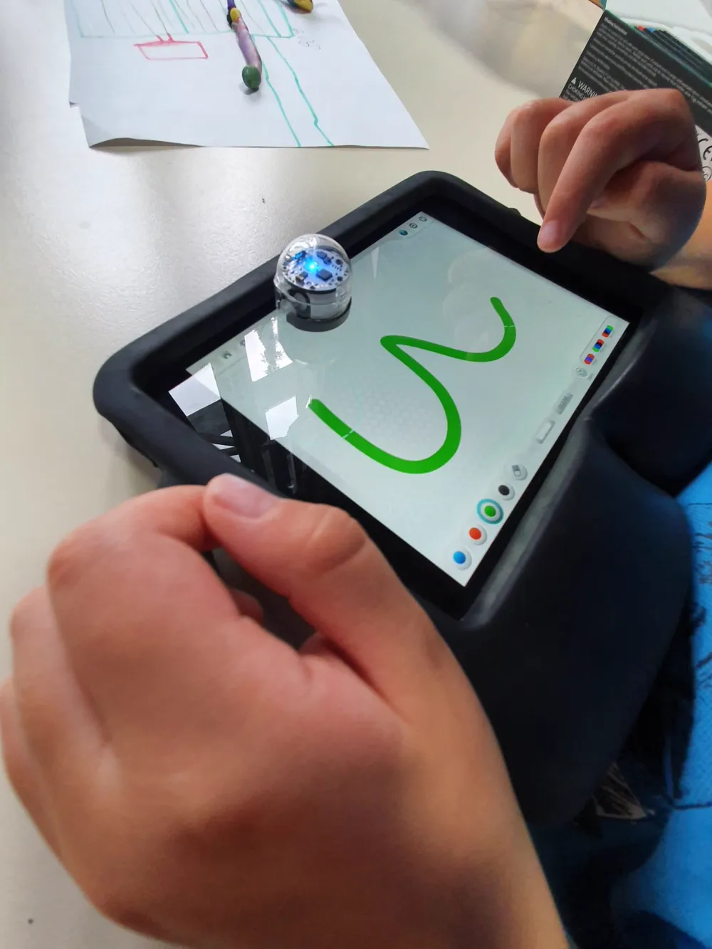 Ozobot na tablecie, nauka kodowania na zajęciach robotyki w Eurolink Leszno