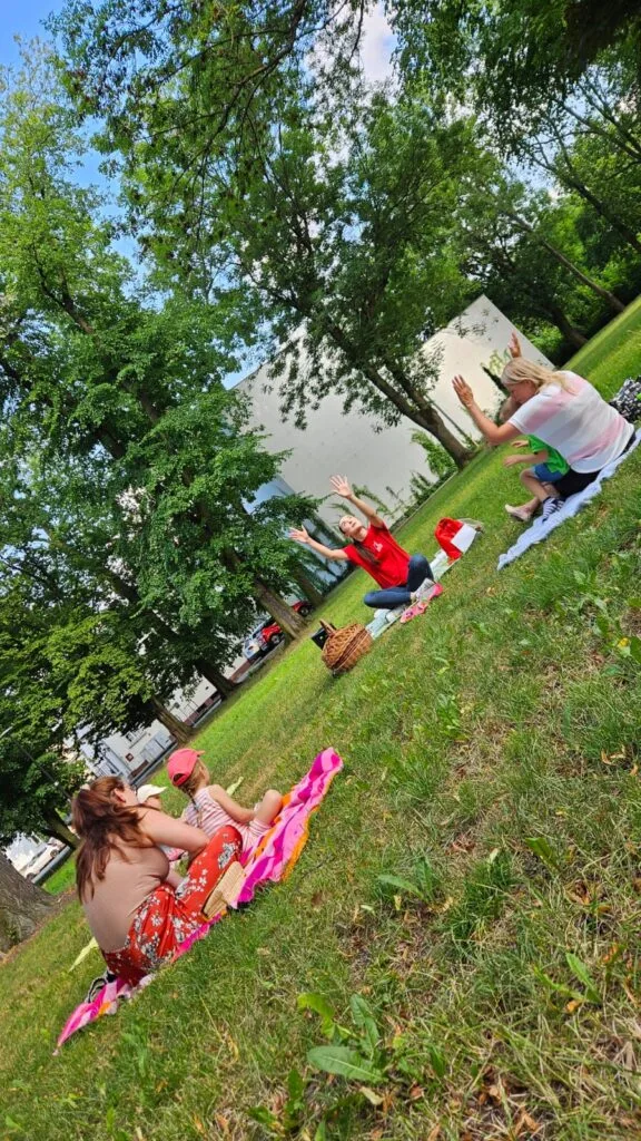 Grupowe zajęcia Musical Babies z mamami na trawie