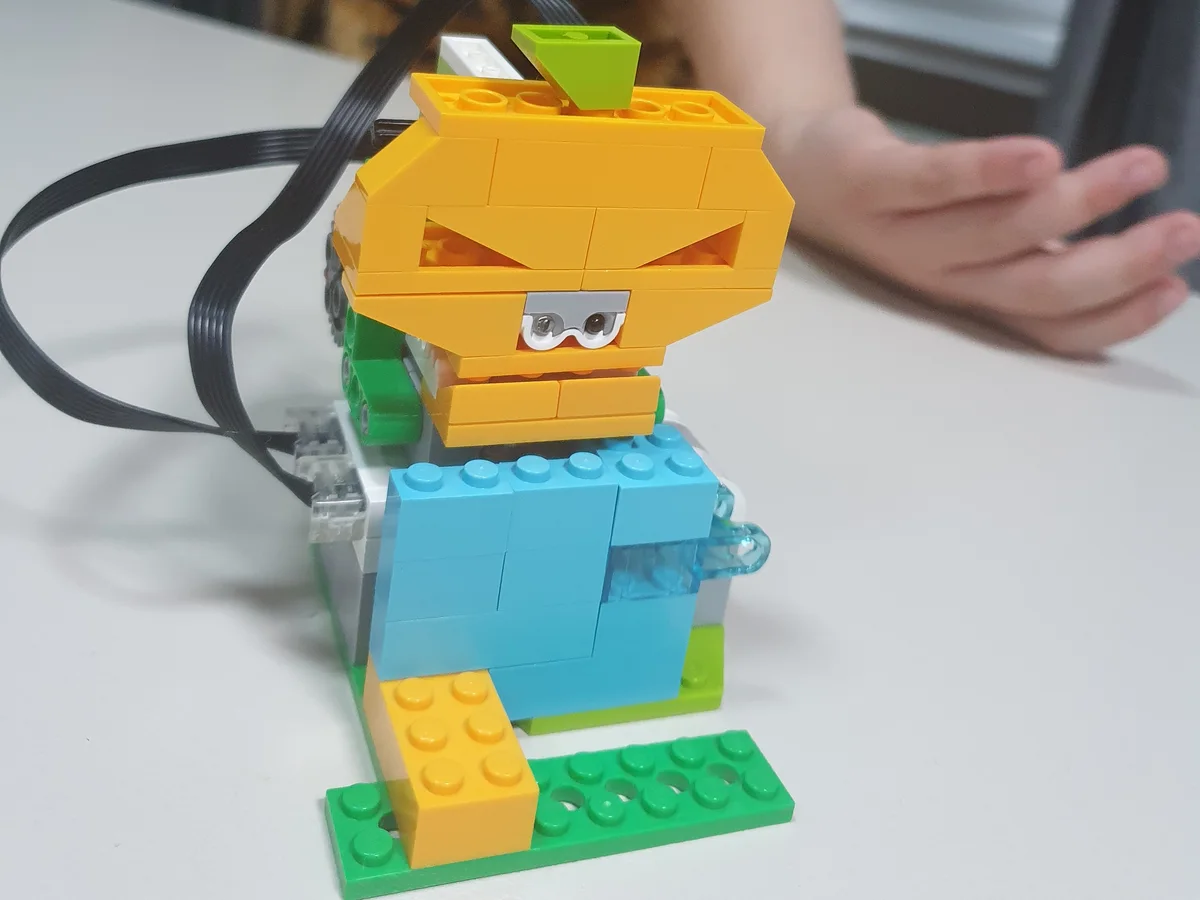 Turnus robotyki na półkoloniach Eurolink, robot z klocków LEGO WeDo zbudowany przez dziecko
